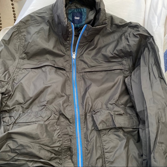 Gap lightweight Windbreaker - Picture 2 of 3